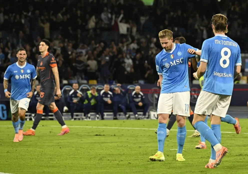 Kevin De Bruyne (centro) nota la lesión tras anotar el gol de penal del Nápoles contra el Inter. Foto: EFE