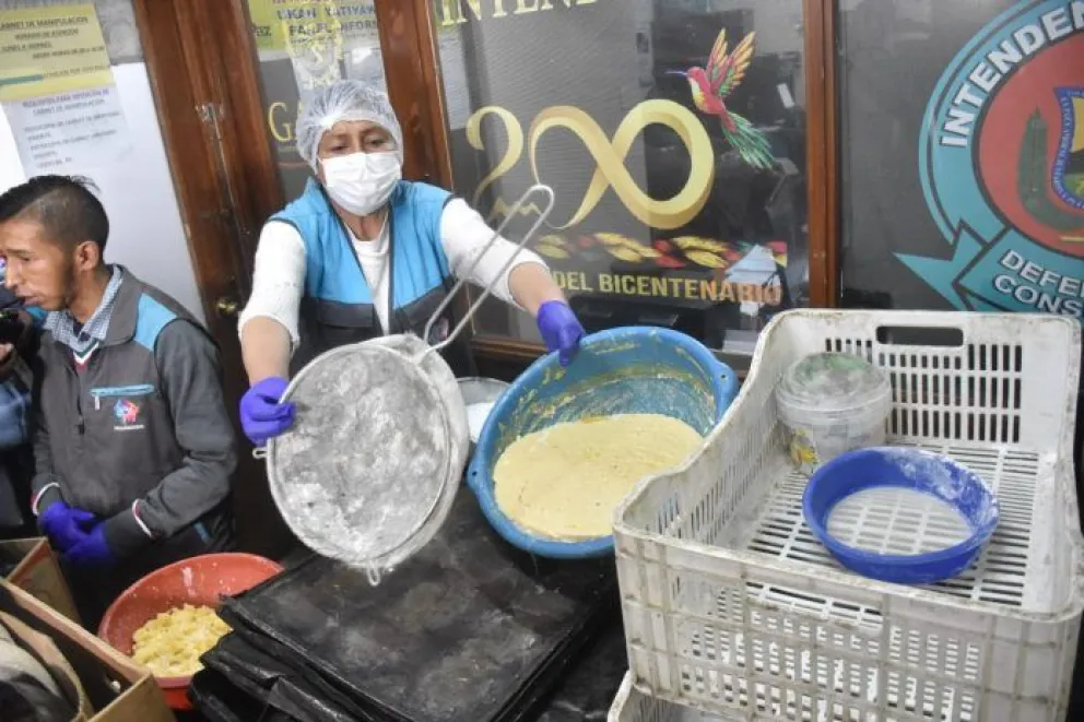 Especialistas de la Intendencia muestran los alimentos en mal estado. FOTO: AMUN