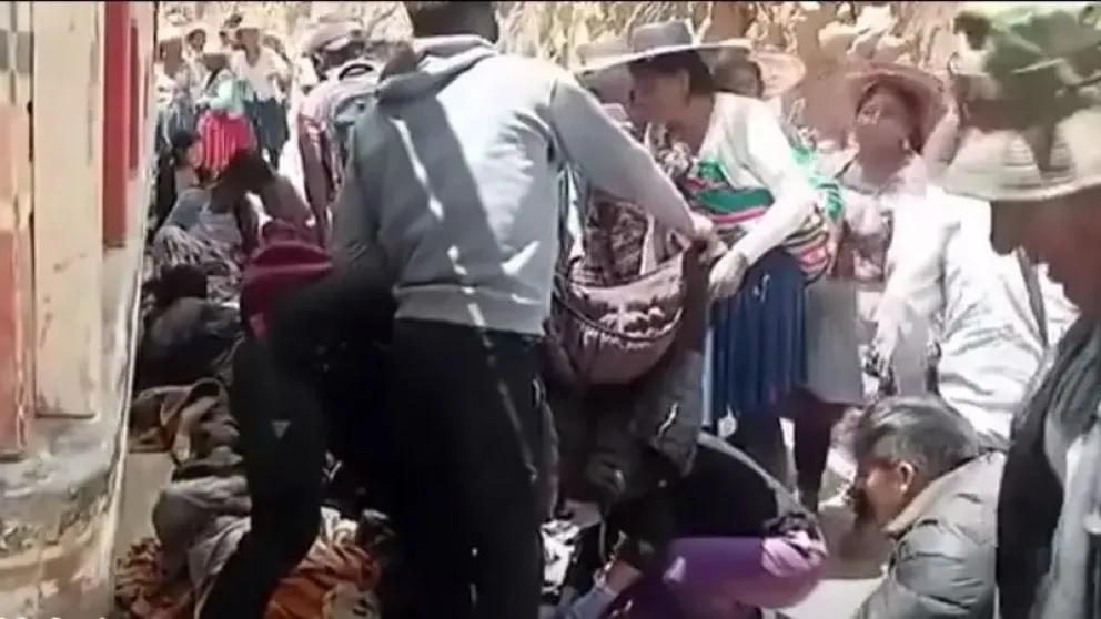 Los vecinos ayudan a los heridos. FOTO: Red Uno