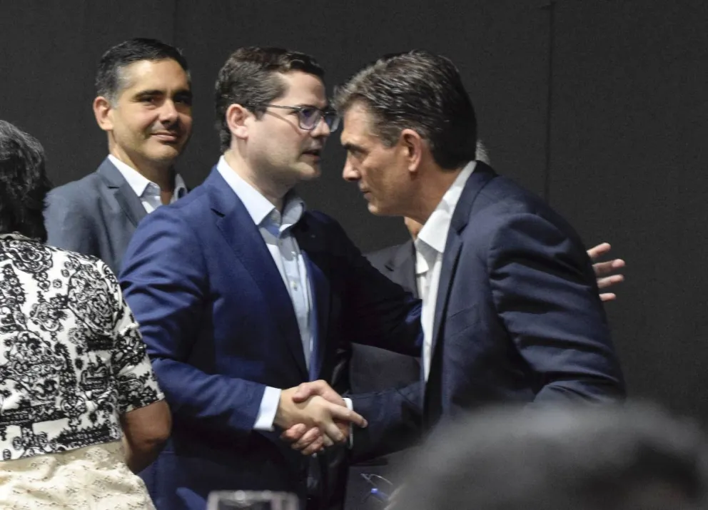 Rodrigo Paz saluda a los empresarios e industriales en la reunión. FOTO: APG