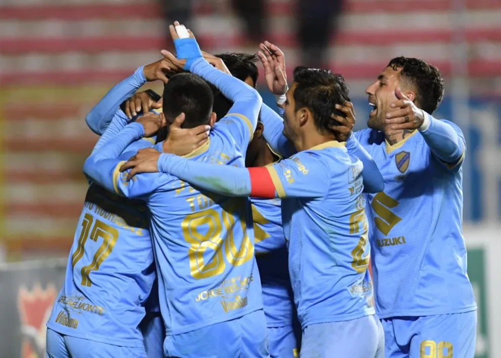 Los celestes celebran el triunfo ante los tarijeños. Foto: Marka Registrada 