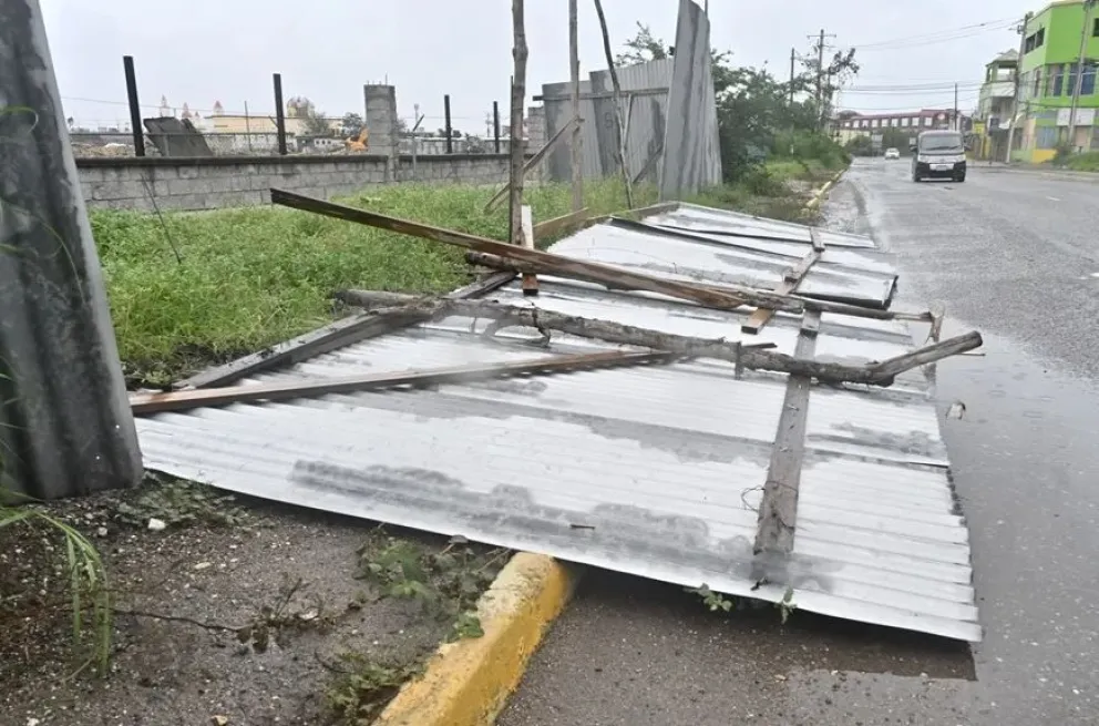 Una valla caída por el viento en la zona pesquera de Hellshire, en Portmore (Jamaica). Foto: EFE