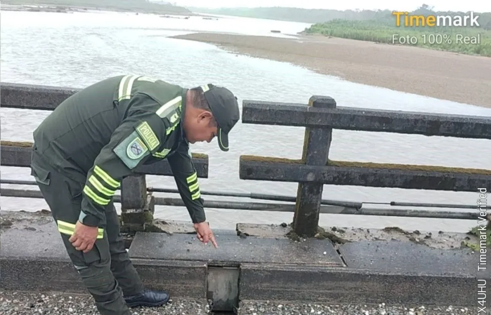Un policía señala el lugar del problema. Foto: Policía de Tránsito