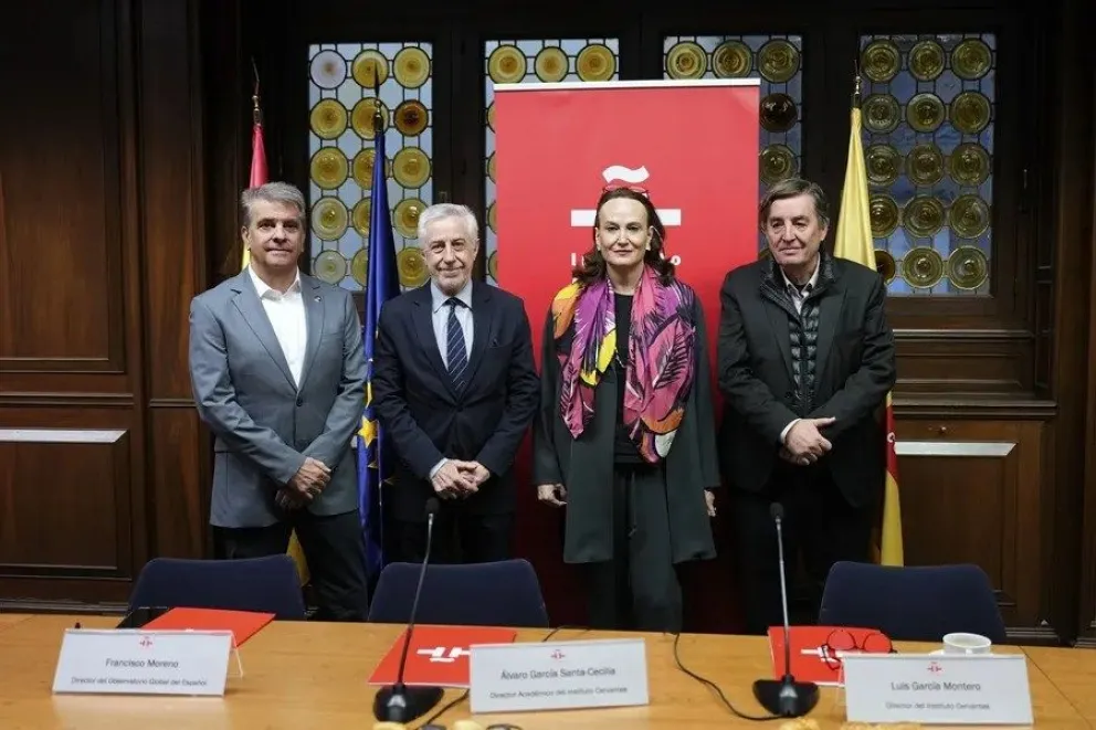 El director del Instituto Cervantes, Luis García Montero (d), junto al representantes de instituciones relacionadas. EFE 