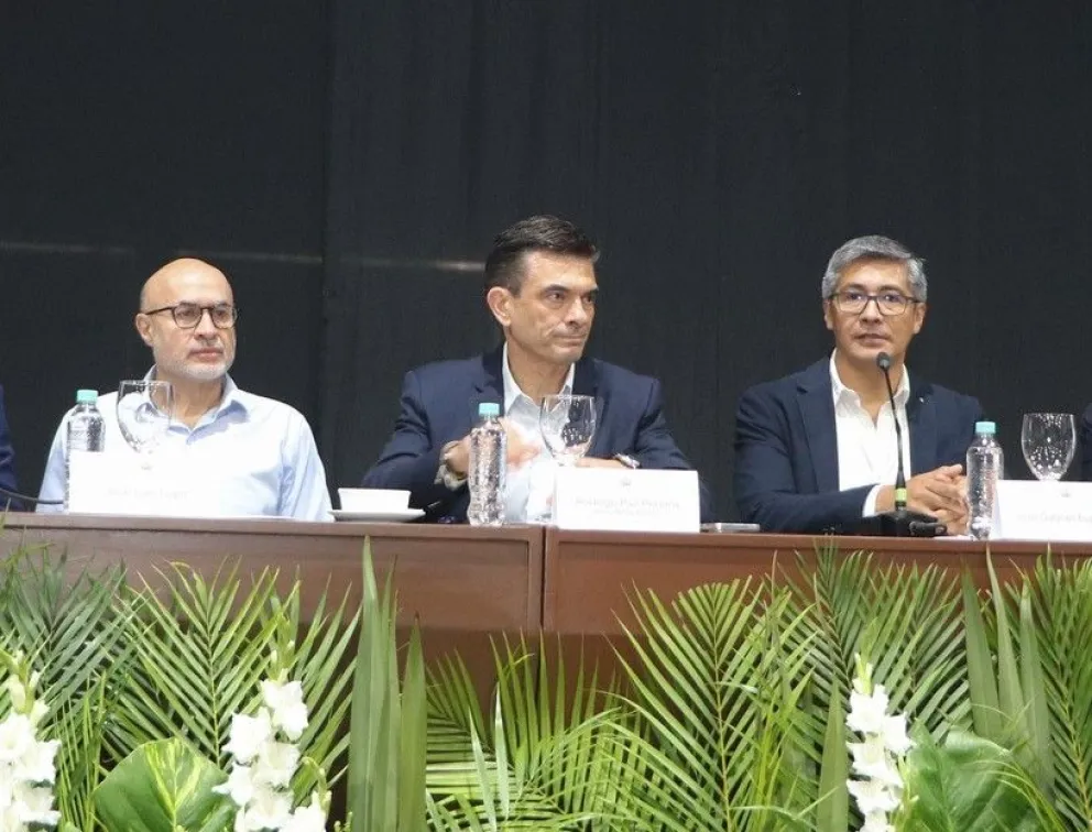 El presidente electo Rodrigo Paz, junto a José Luis Lupo y Gabriel Espinoza, parte de su equipo económico. Foto: ABI
