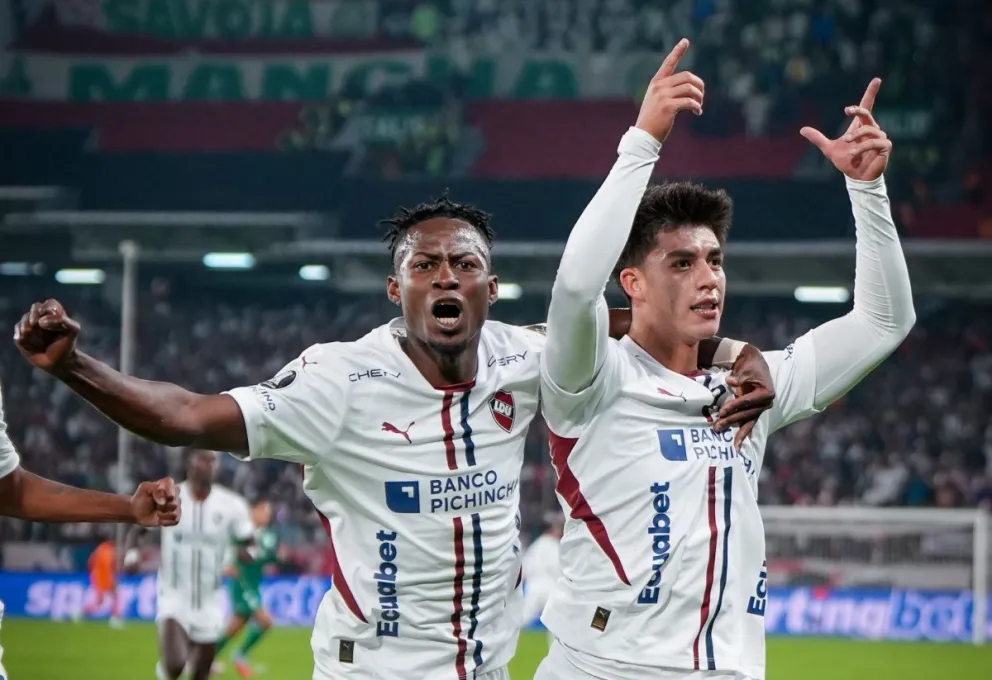 Gabriel Villamil (der.) festeja el primer gol a Palmeiras con Leonel Quiñónez. Foto: club LDQ