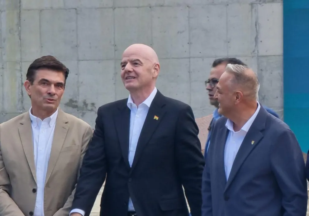 Paz (izq.) con Infantino y Fernando Costa, presidente de la FBF, durante la inauguración de la Casa de la Verde. Foto: Archivo Sports 360.