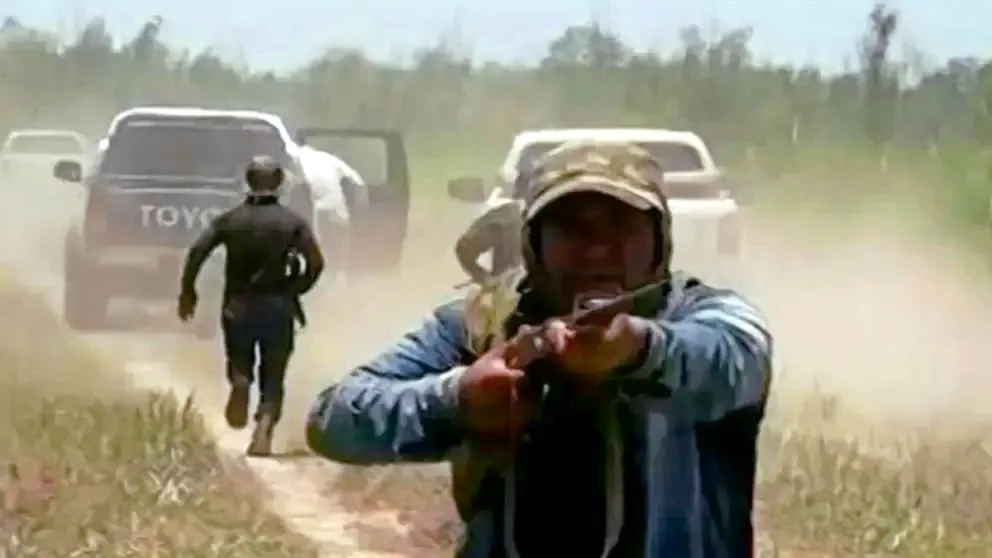 Uno de los atacantes, el día del secuestro. Foto: Captura de pantalla de ATB