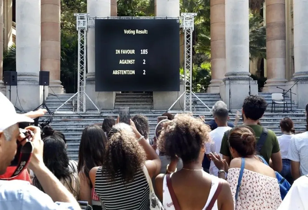 Un grupo de personas que siguen la votación en la ONU en contra de las sanciones estadounidense, desde La Habana. EFE