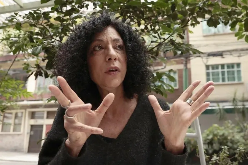 La escritora y periodista argentina Leila Guerriero habla durante una entrevista con EFE, el 24 de octubre de 2025, en Ciudad de México (México). EFE