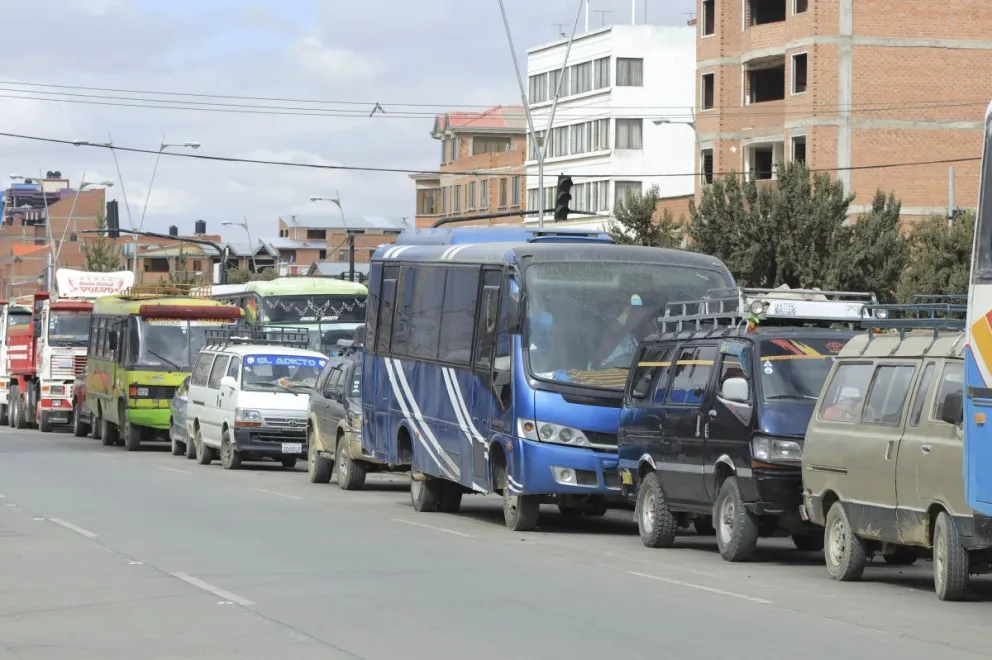 Filas para adquirir combustible en la estación de servicio. Foto: APG 
