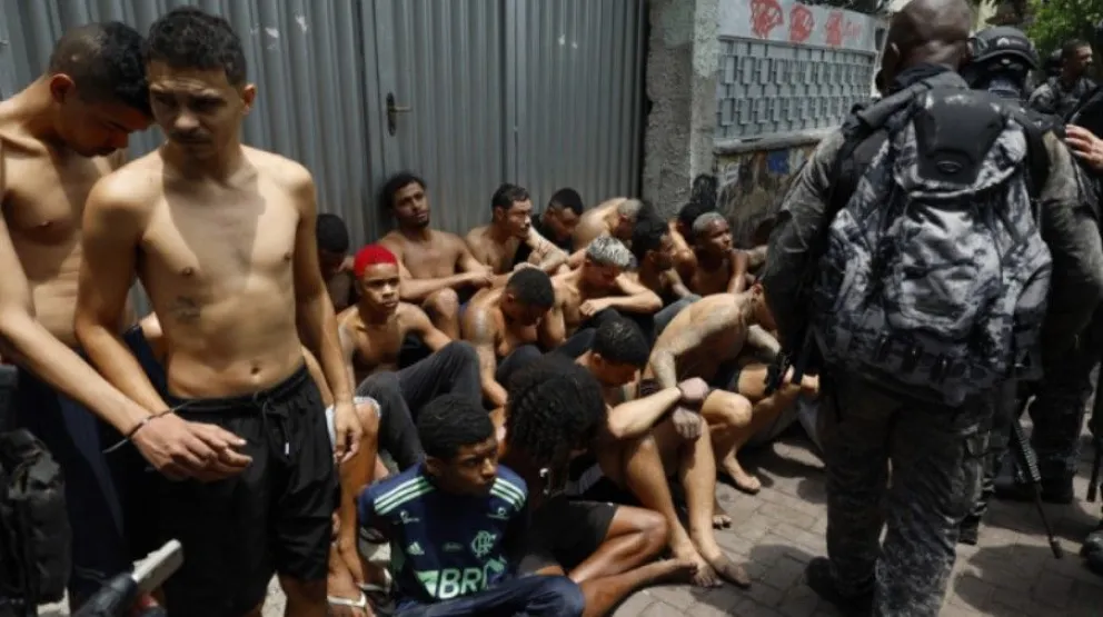 Integrantes de la Policía de Río de Janeiro custodian a un grupo de personas durante un operativo este martes, en Río de Janeiro. Foto: EFE