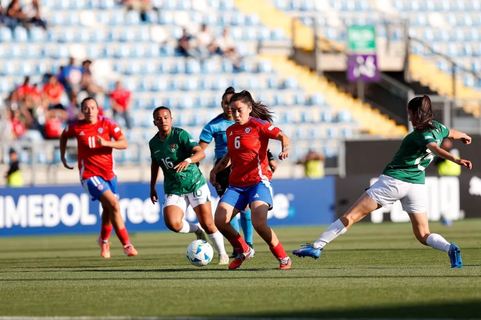 Yastín Jiménez de Chile burla la marca de dos jugadoras de la Verde. Foto: Conmebol