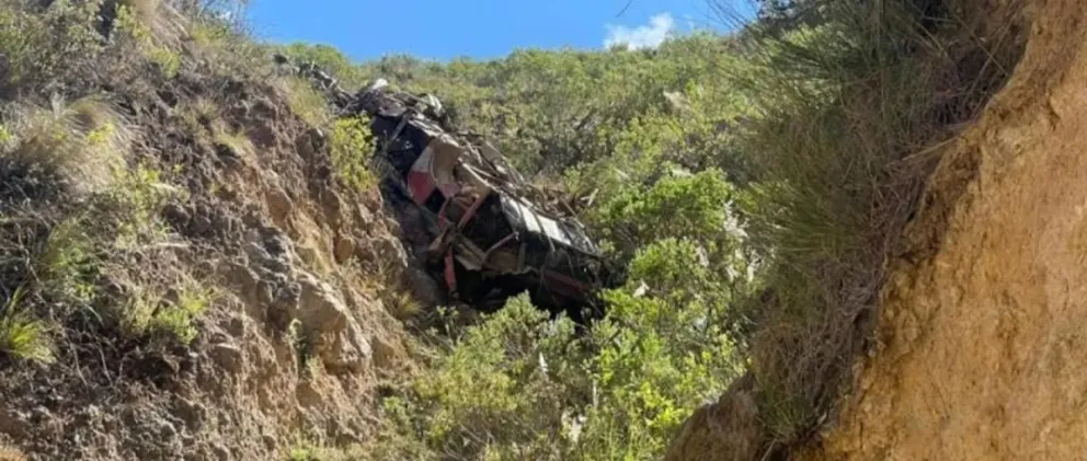 Restos del bus accidentado. FOTO: Unitel