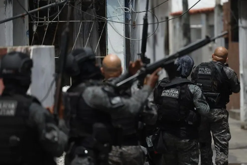 Integrantes de la Policía de Río de Janeiro realizan un operativo contra las drogas y el crimen organizado, este 28 de octubre de 2025, en Río de Janeiro (Brasil). Foto: EFE