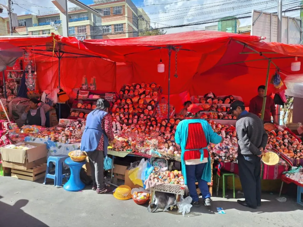 Compradores y vendedores en la Max Paredes. FOTO: Jorge Soruco / Visión 360