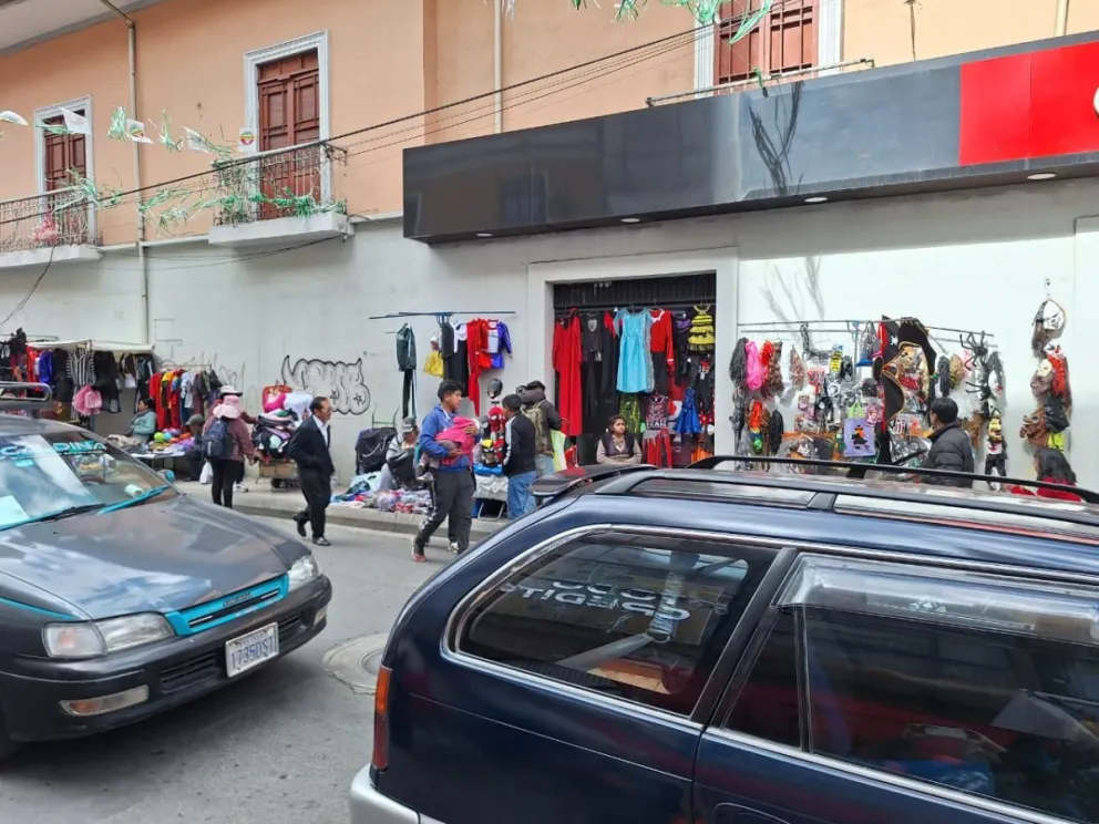 Compradores recorren la Illampu en busca de disfraces. FOTO: Jorge Soruco / Visión360 