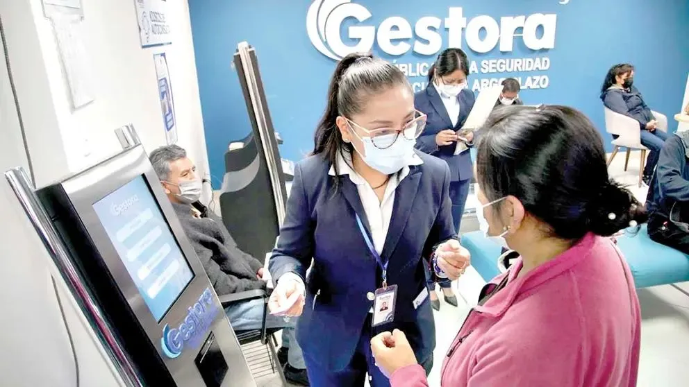 Una persona hace consultas en la Gestora. Foto: ABI 