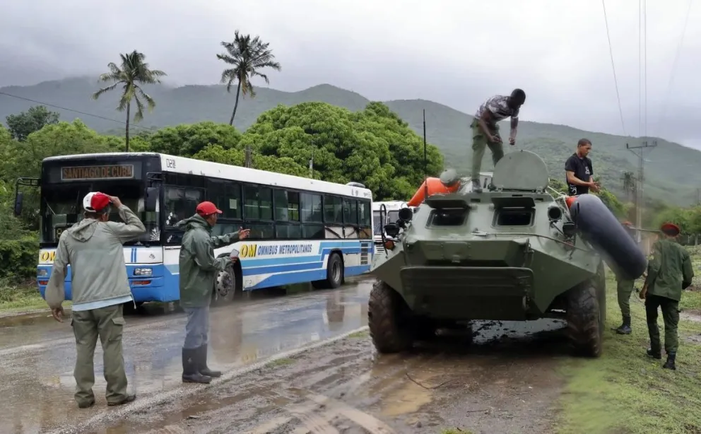 Policía y militares en la evacuación de residentes de Chivirico, en Santiago de Cuba. Foto: EFE