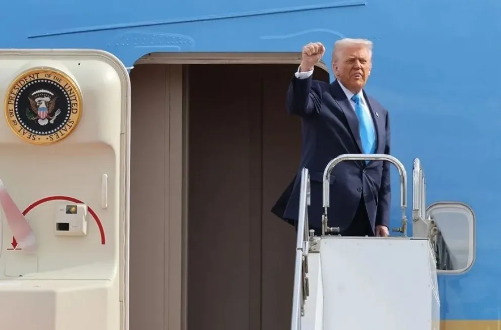 Donald Trump sube al Air Force One para partir hacia Corea del Sur. Foto: EFE
