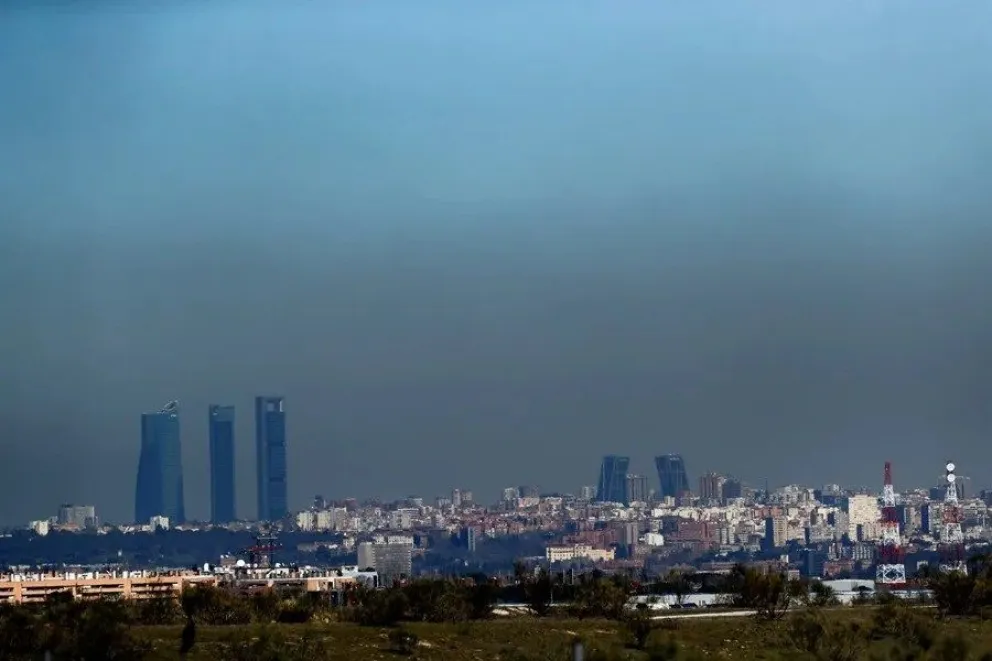 Vista de Madrid con el parque empresarial cubierto por la 'boina' de contaminación. EFE