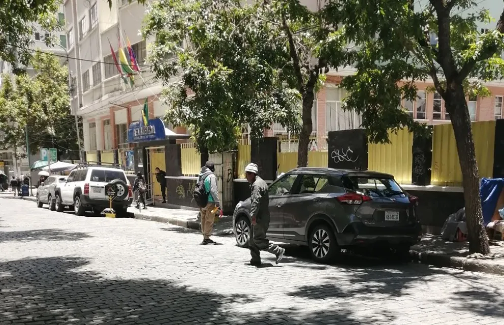Un automóvil en una calle de La Paz cuando estaba vigente el parqueo tarifado. Foto: Visión 360