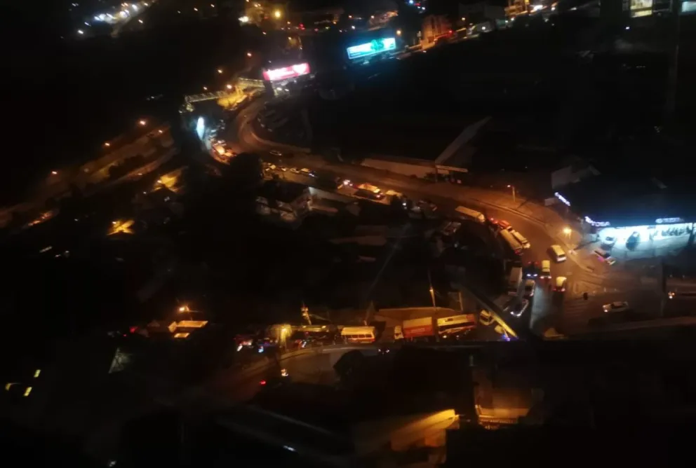 Filas extensas de movilidades para cargar combustible en la estación de servicio al ingreso a la zona de Obrajes, la noche del martes. Foto: M. Belmonte
