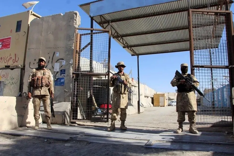 Personal de seguridad de los talibanes custodia la frontera de facto entre Afganistán y Pakistán, la Línea Durand, en una imagen de archivo. EFE