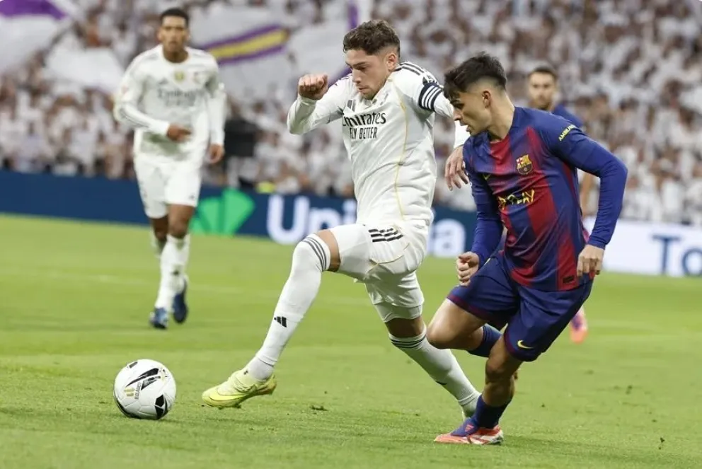 Pedri (der.) marca a Federico Valverde, del Real Madrid, durante el Clásico. Foto: EFE.