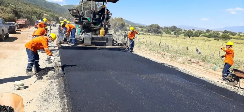 Trabajadores proceden con trabajos de asfaltado de una carretera construida con  recursos de inversión pública. Foto: ABC