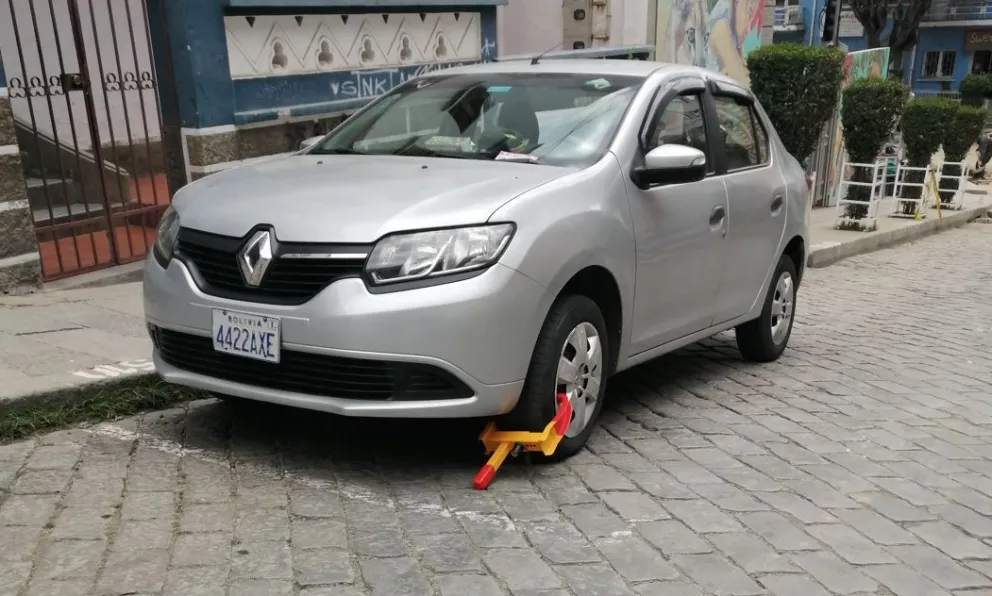 Un vehículo inmovilizado por la Alcaldía por no pagar el parqueo. Foto: Visión 360