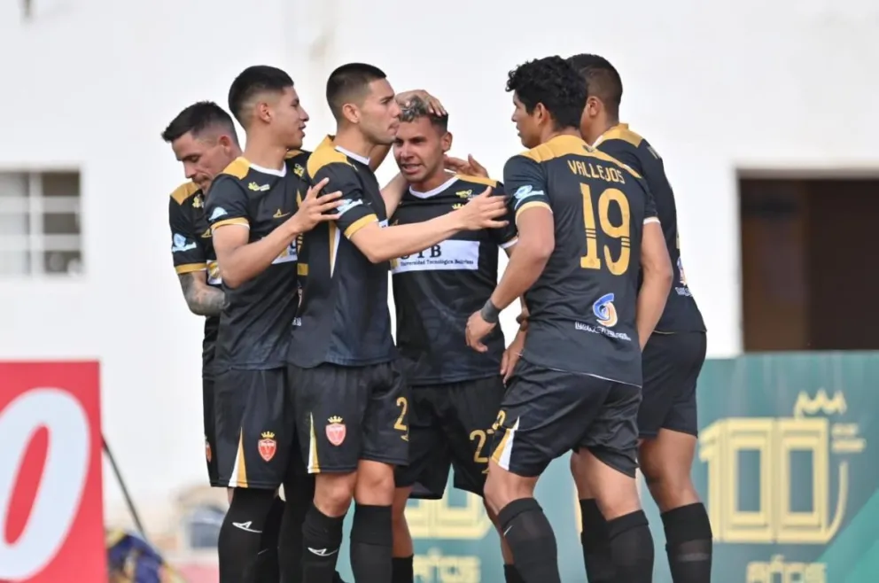 Zeballos, al centro, celebra el segundo gol de la tarde con sus compañeros. Foto: Agencia Marka Registrada