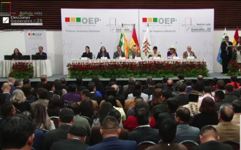 Un momento del acto de entrega de credenciales a los nuevos legisladores. FOTO: ABI