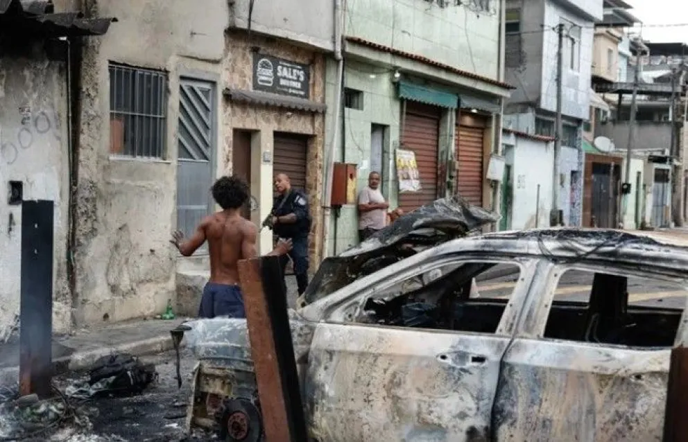 Un integrante de la Policía de Río de Janeiro custodia a una persona durante un operativo, este 28 de octubre de 2025, en Río de Janeiro (Brasil). Foto: EFE