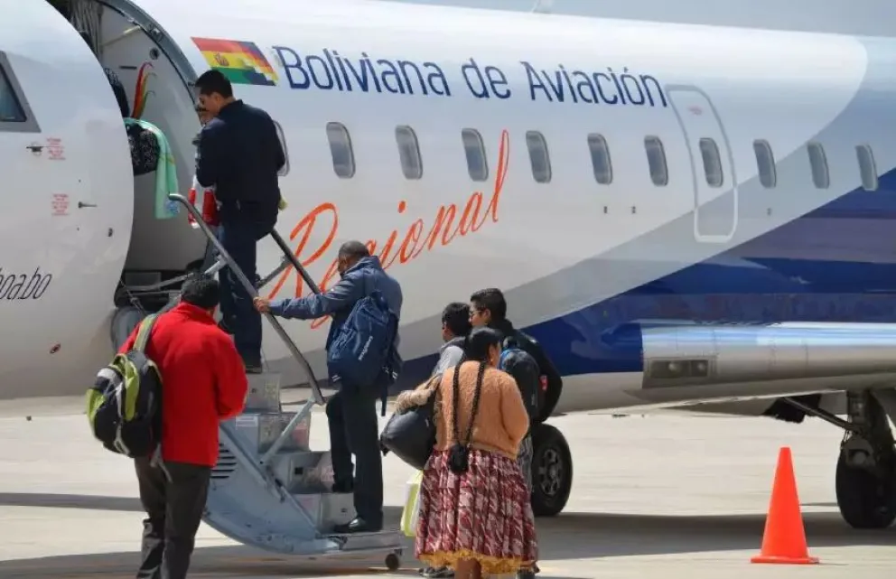 Personas abordan un vuelo de Boliviana de Aviación (BoA). Foto: Cámara de Diputados 