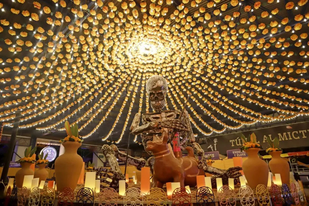 Fotografía de una calavera monumental este lunes, en el municipio de Atlixco, en Puebla (México). Foto: EFE