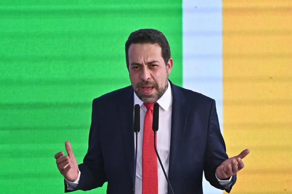 El nuevo Ministro de la Secretaría General de la Presidencia de la República de Brasil, Guilherme Boulos, habla durante una ceremonia de toma de posesión este miércoles, en el Palácio del Planalto, en Brasilia (Brasil). Foto: EFE