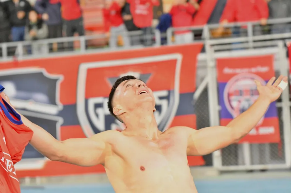 La celebración del paraguayo Alex Cáceres autor de la única conquista. Foto: APG