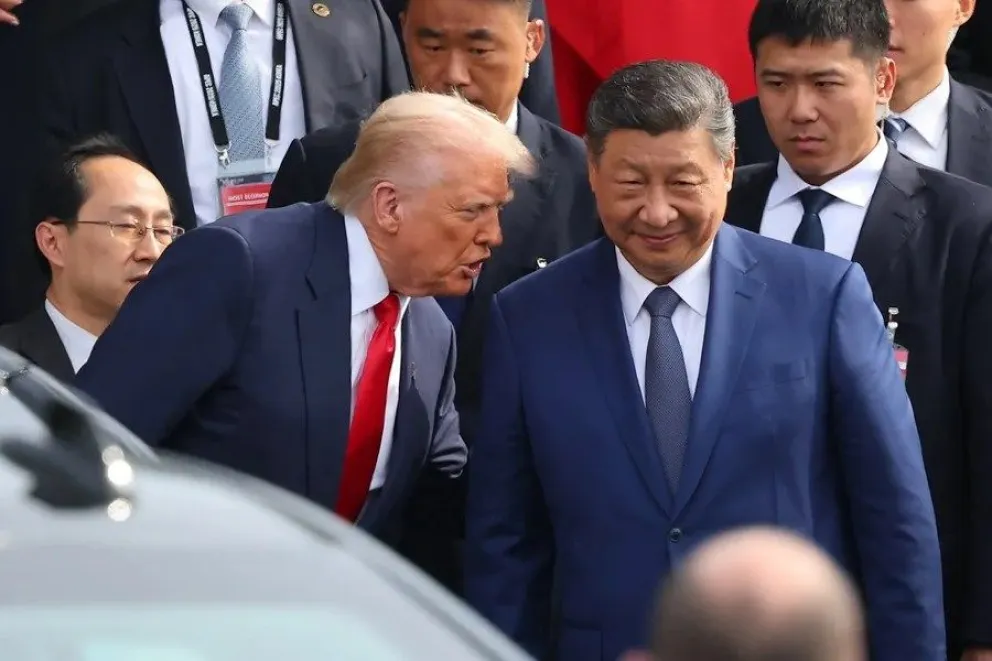 Donald Trump y Xi Jinping hablan durante una reunión realizada en Busan. Foto: EFE