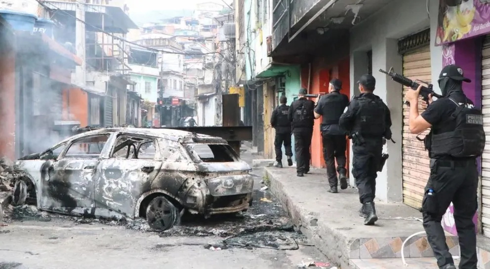 Policías avanzan por una calle durante la "Operación contención". Foto: Jose Lucena/ DPA / Picture alliance