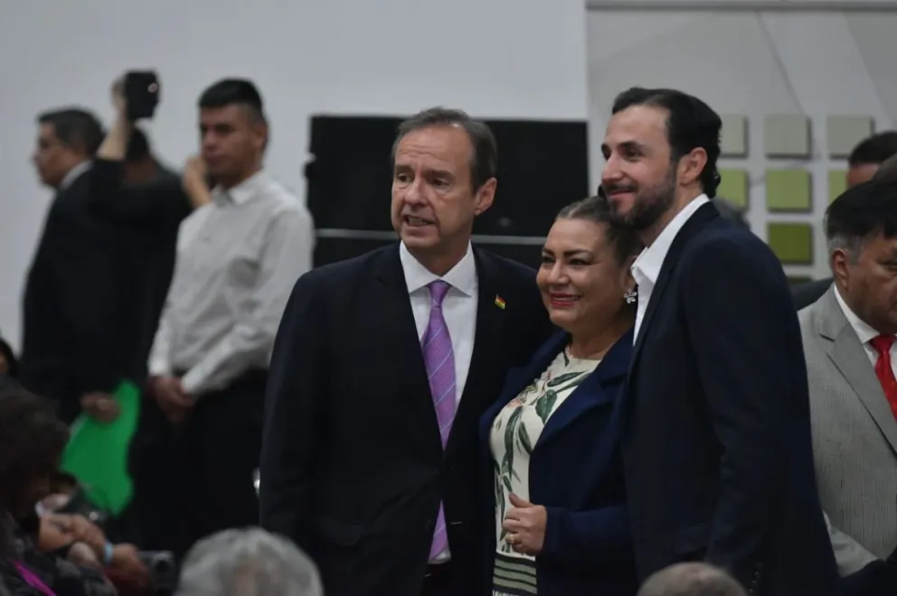 Tuto Quiroga y JP Velasco durante la entrega de las credenciales a los parlamentarios. Foto: APG