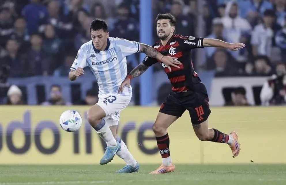 Colombo (izq.), de Racing, disputa el balón con Giorgian De Arrascaeta de Flamengo. Foto: EFE