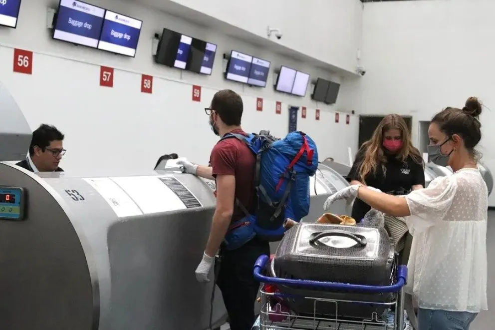 Un grupo de pasajeros frente a un counter del aeropuerto de Ciudad de México. EFE