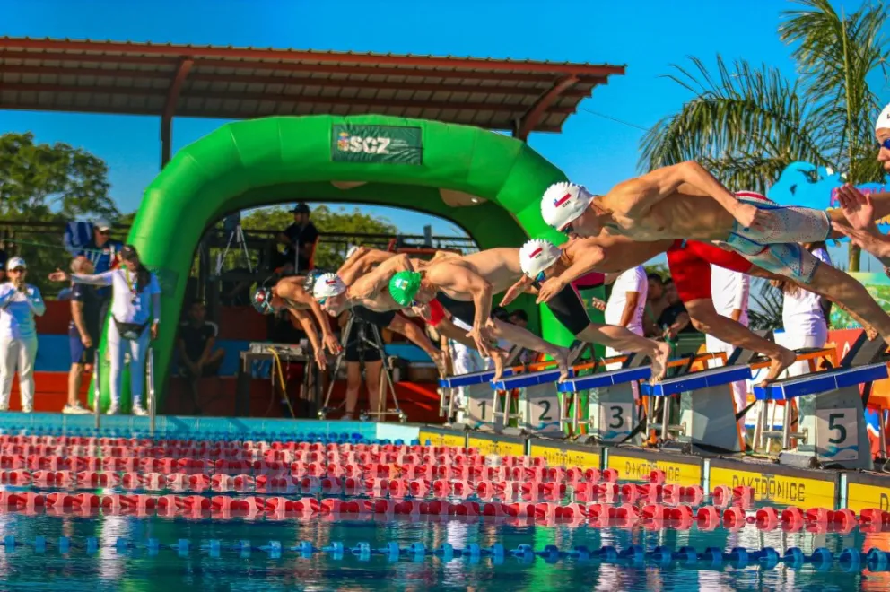 Un grupo de nadadores se lanza a la piscina para competir. Foto: FEBODA.