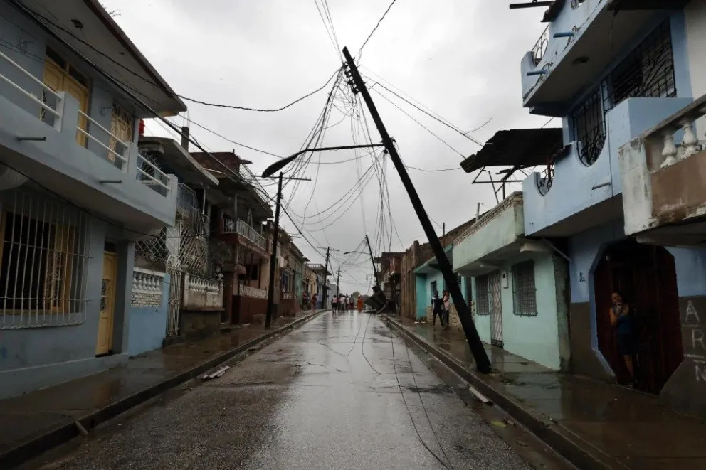 Una calle afectada por el huracán Melissa en Santiago de Cuba. EFE