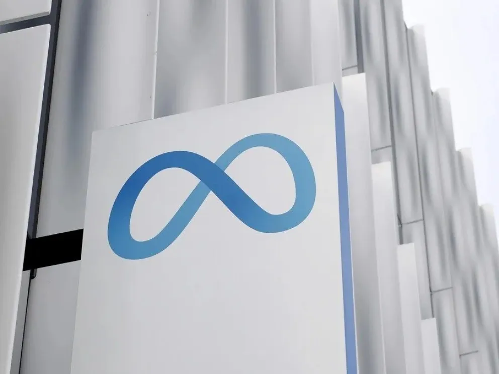 La señalización de Meta cuelga en la tienda de Meta en Burlingame, California, EE.UU. EFE