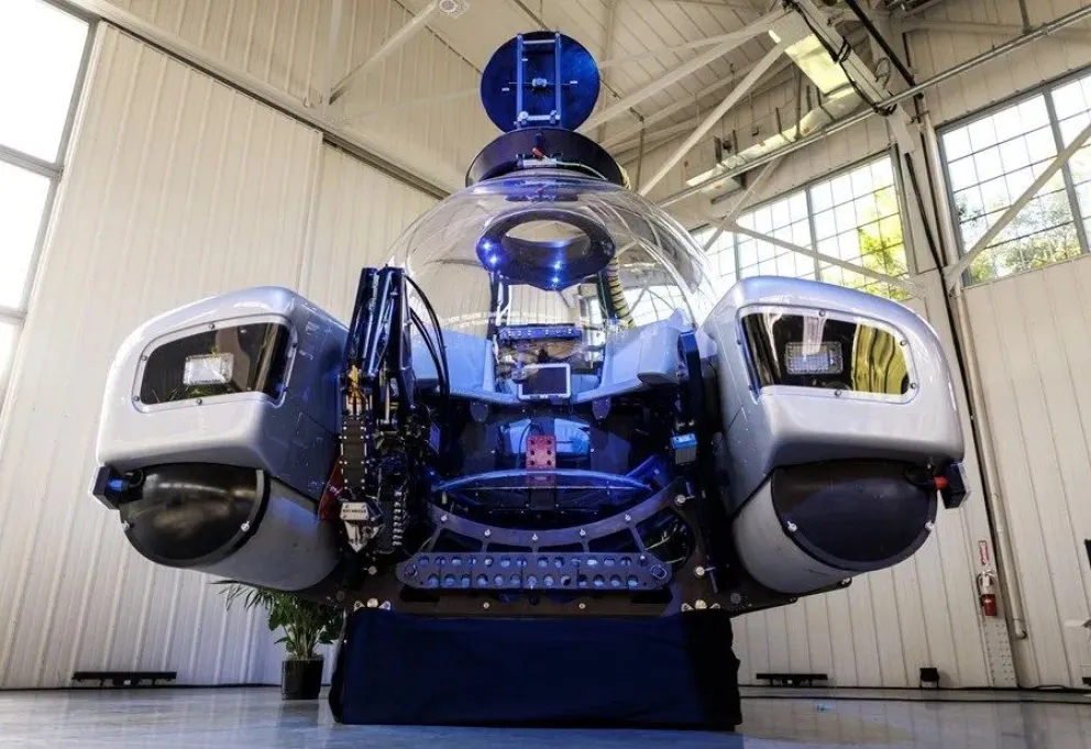 El sumergible Triton 3300/3 de DEEP se exhibe en un almacén de Miami, Florida, EE.UU., el 29 de octubre de 2025. EFE