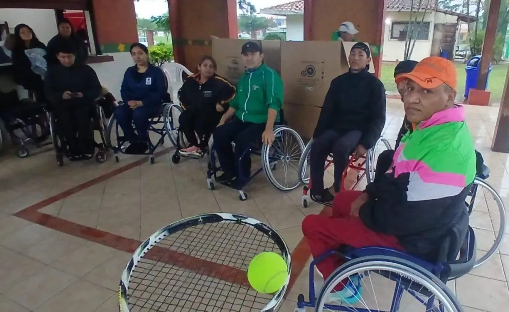 Los tenistas sobre sus nuevas sillas de ruedas.  Foto: ADTSCZ.
