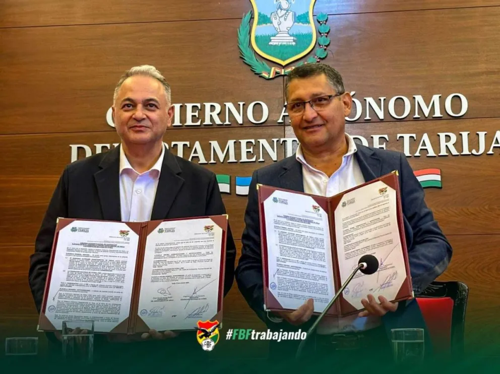 Costa (izq.) y Montes, gobernador tarijeño, en el acto que hubo este jueves. Foto: FBF.