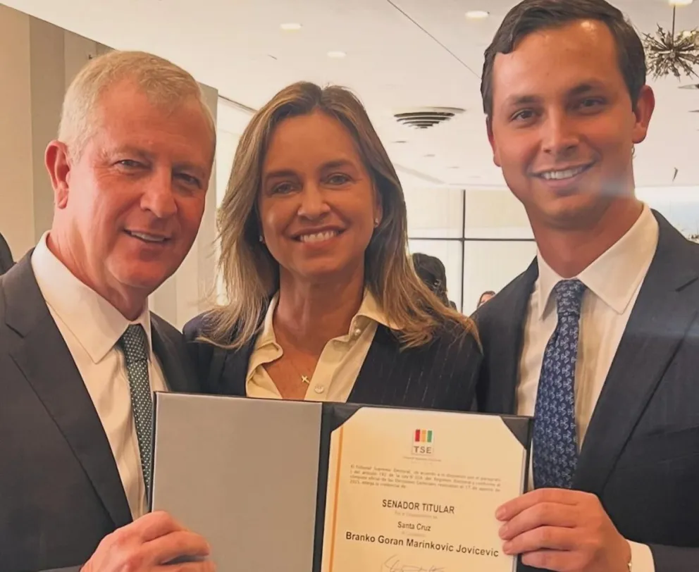 Branko Marinkovic con su familia luego de recibir su credencial se senador. Foto: RRSS del político 